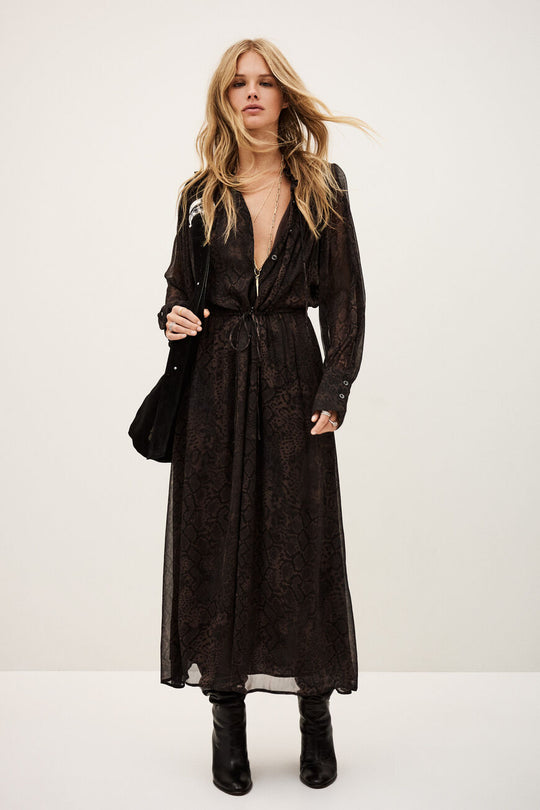 Dress Sahara i marron farve, midi-længde, lavet af 100% viscose – let og flydende pasform, elegant og alsidig.