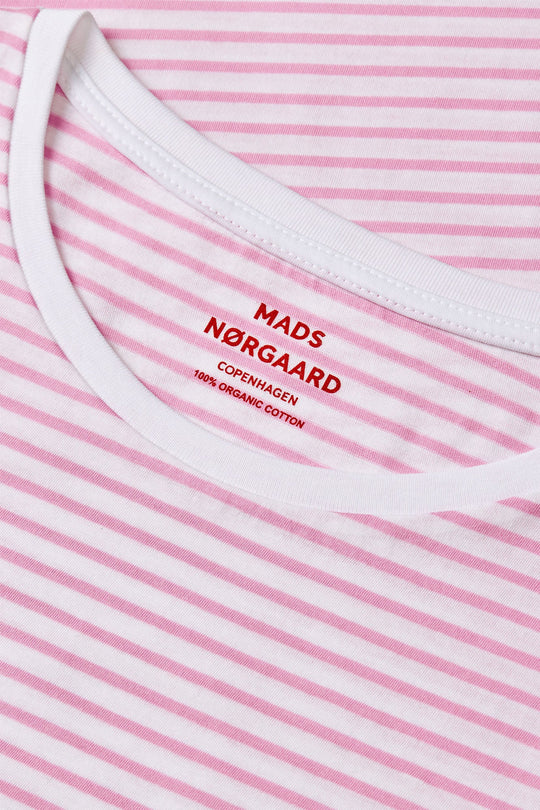 Mads Nørgaard Teasy Tee – tætsiddende T-shirt i 100% økologisk bomuld med korte vifteærmer. Blød, let og perfekt til enhver lejlighed.