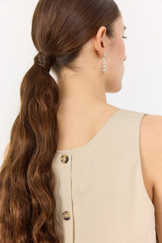 Leveté Room LR-Lea 1 top i beach sand. Fremstillet i 55 % genanvendt polyester og 45 % nylon med afslappet pasform og korte ærmer.