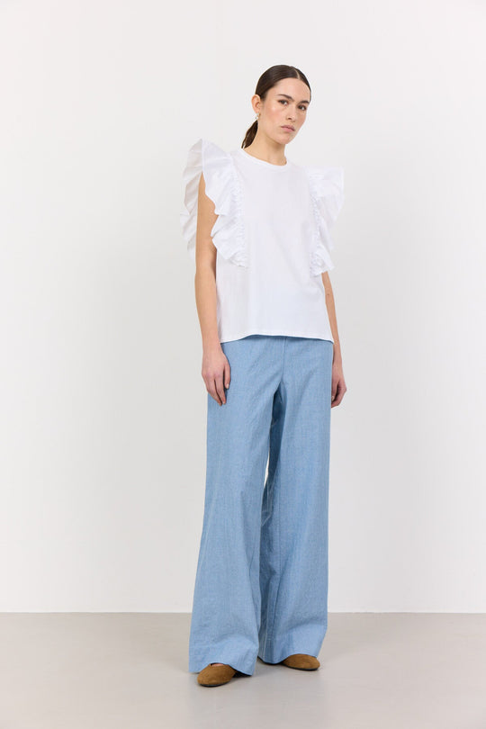 Leveté Room LR-Kowa 21 top i hvid, fremstillet af økologisk bomuld med flæseærmer og rund halsudskæring.