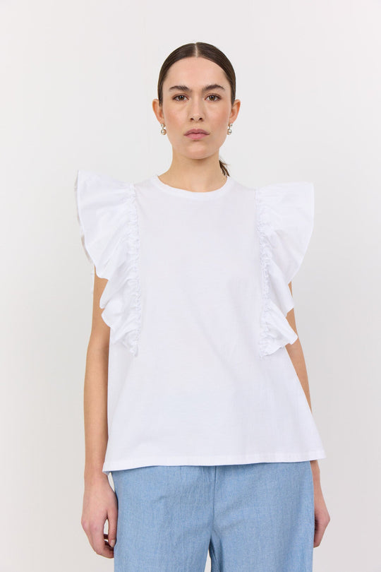 Leveté Room LR-Kowa 21 top i hvid, fremstillet af økologisk bomuld med flæseærmer og rund halsudskæring.