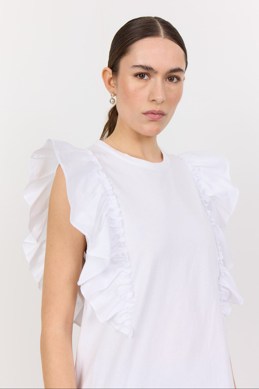 Leveté Room LR-Kowa 21 top i hvid, fremstillet af økologisk bomuld med flæseærmer og rund halsudskæring.