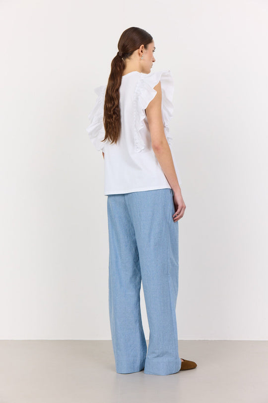 Leveté Room LR-Kowa 21 top i hvid, fremstillet af økologisk bomuld med flæseærmer og rund halsudskæring.