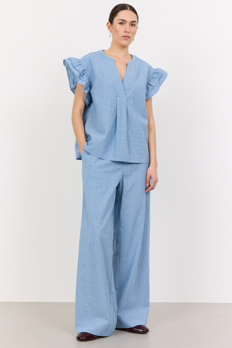 Leveté Room LR-LENNON 1 jogger-bukser i lyseblå økologisk bomuld. Afslappet, komfortabel og perfekt til hverdag.