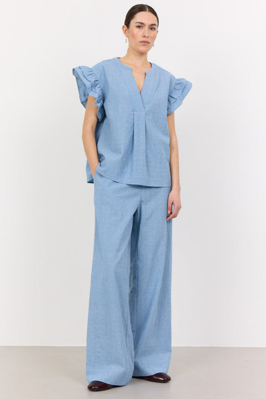 Leveté Room LR-LENNON 1 jogger-bukser i lyseblå økologisk bomuld. Afslappet, komfortabel og perfekt til hverdag.