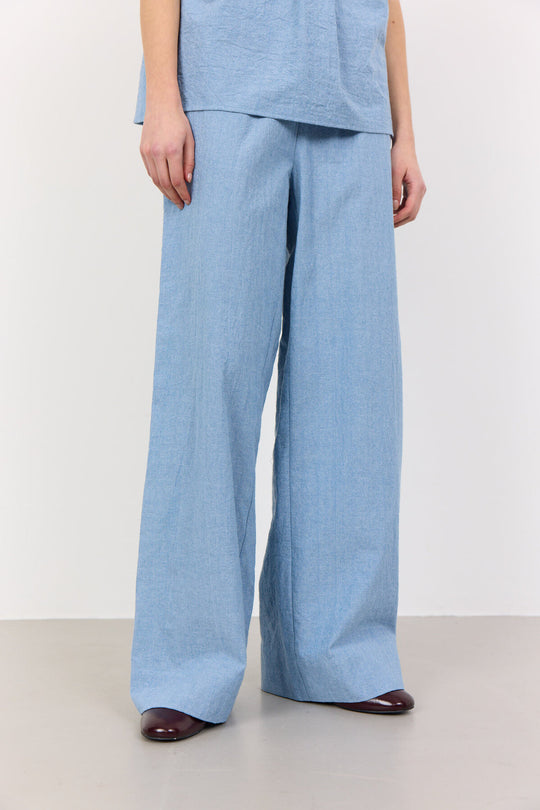 Leveté Room LR-LENNON 1 jogger-bukser i lyseblå økologisk bomuld. Afslappet, komfortabel og perfekt til hverdag.