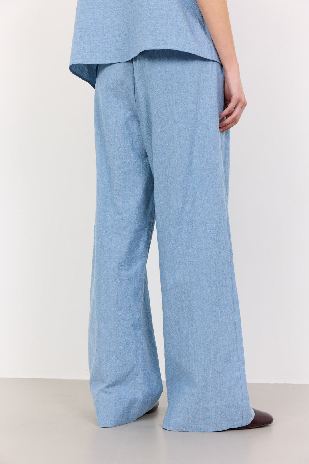 Leveté Room LR-LENNON 1 jogger-bukser i lyseblå økologisk bomuld. Afslappet, komfortabel og perfekt til hverdag.