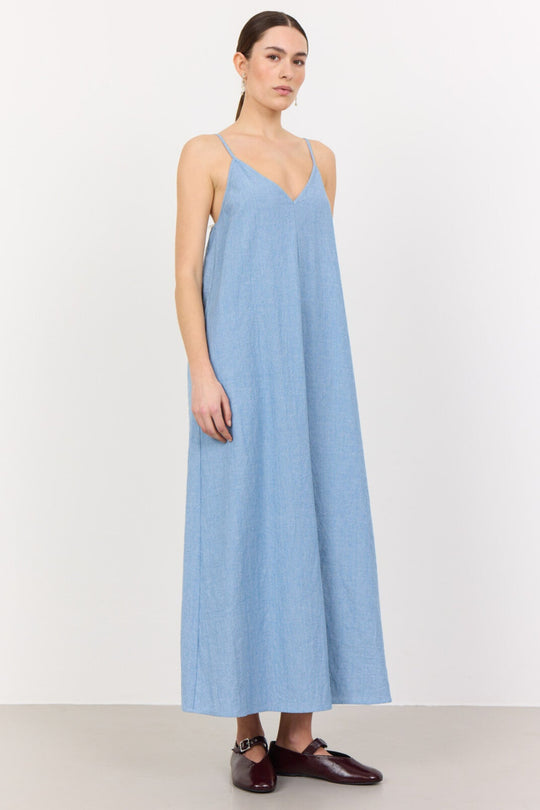 Leveté Room LR-Lennon 4 kjole i 95 % økologisk bomuld med v-udskæring, spaghettistropper og midilængde. Light blue.