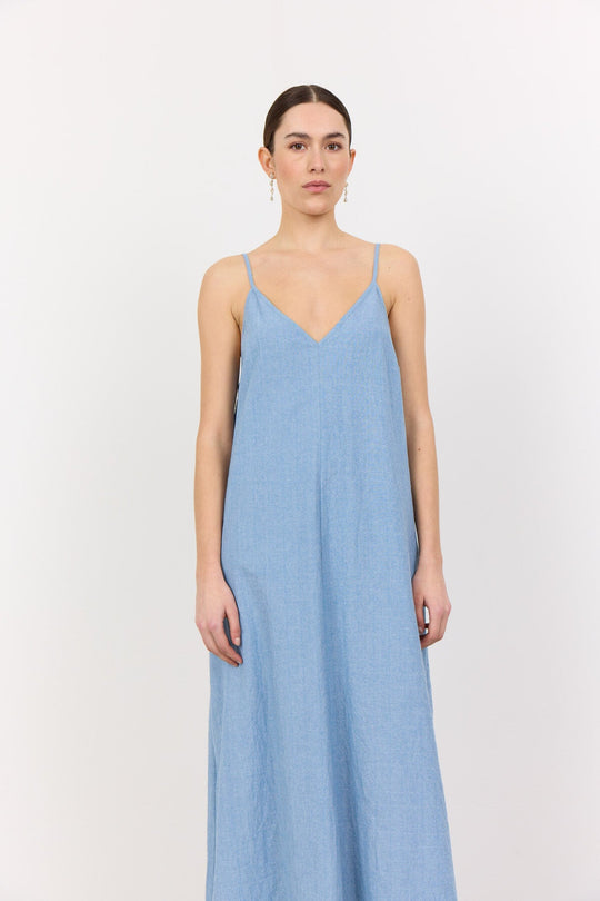 Leveté Room LR-Lennon 4 kjole i 95 % økologisk bomuld med v-udskæring, spaghettistropper og midilængde. Light blue.