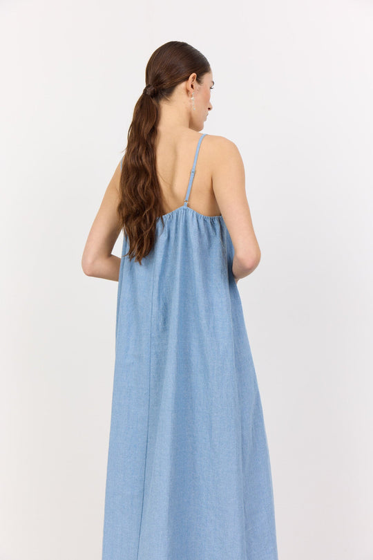 Leveté Room LR-Lennon 4 kjole i 95 % økologisk bomuld med v-udskæring, spaghettistropper og midilængde. Light blue.