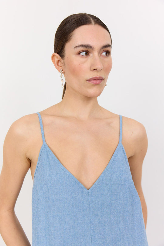 Leveté Room LR-Lennon 4 kjole i 95 % økologisk bomuld med v-udskæring, spaghettistropper og midilængde. Light blue.