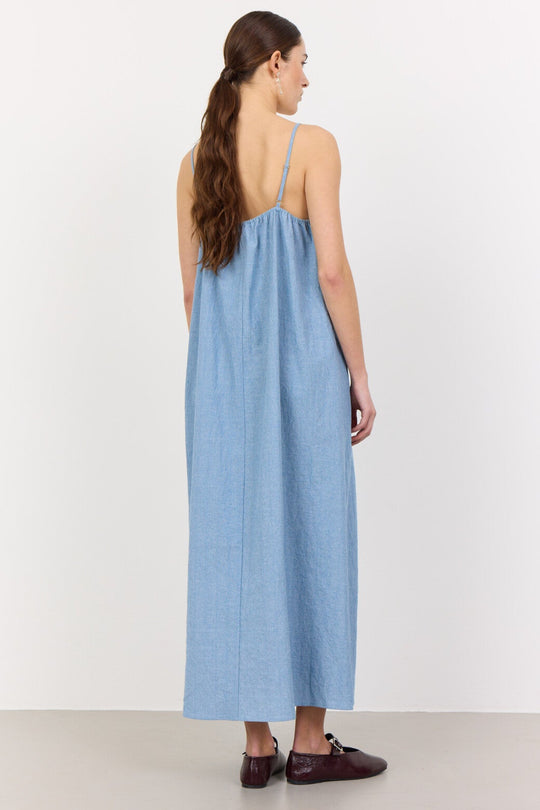 Leveté Room LR-Lennon 4 kjole i 95 % økologisk bomuld med v-udskæring, spaghettistropper og midilængde. Light blue.