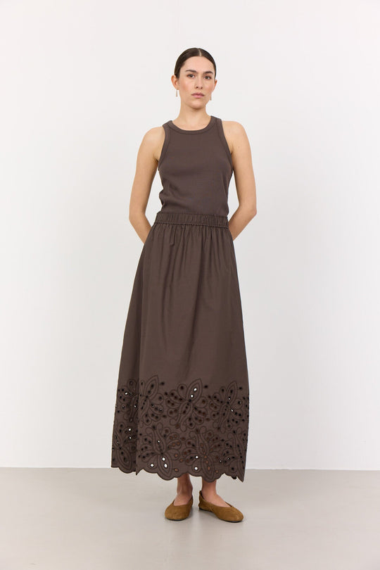 Leveté Room LR-Numbia 1 top i brun med ribstruktur, rund hals og tætsiddende pasform. 94 % bomuld, 6 % elastan.