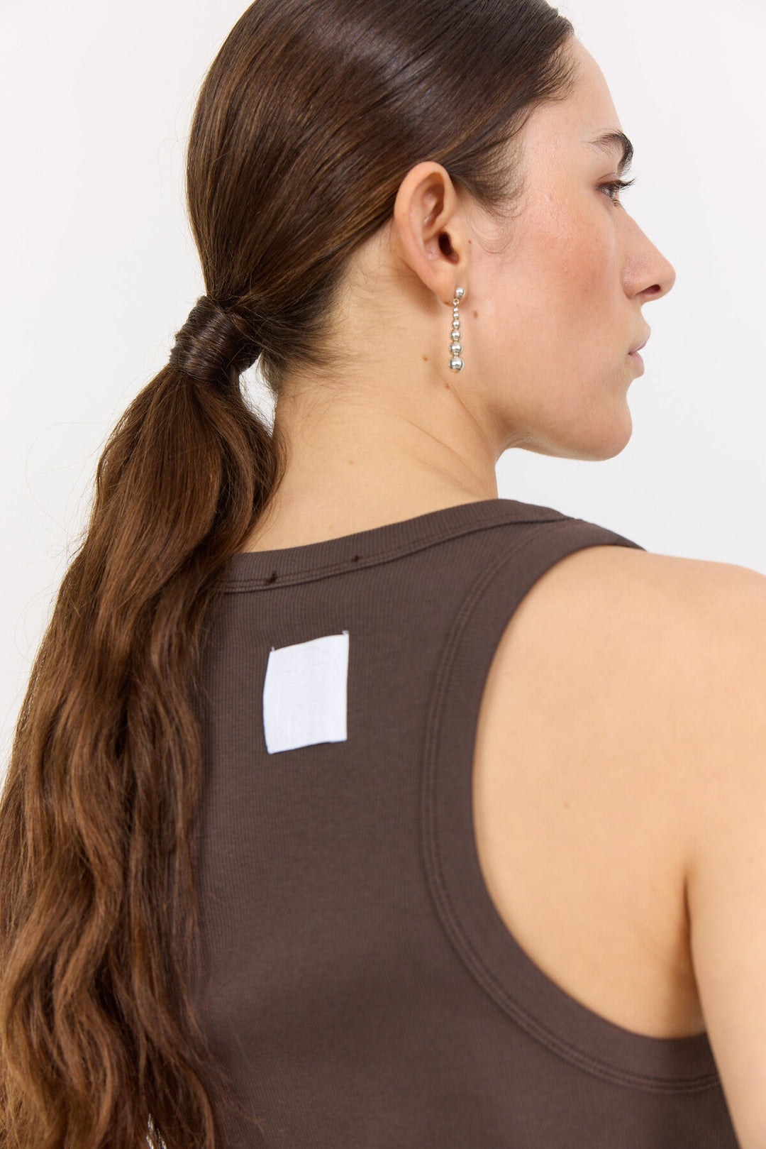 Leveté Room LR-Numbia 1 top i brun med ribstruktur, rund hals og tætsiddende pasform. 94 % bomuld, 6 % elastan.