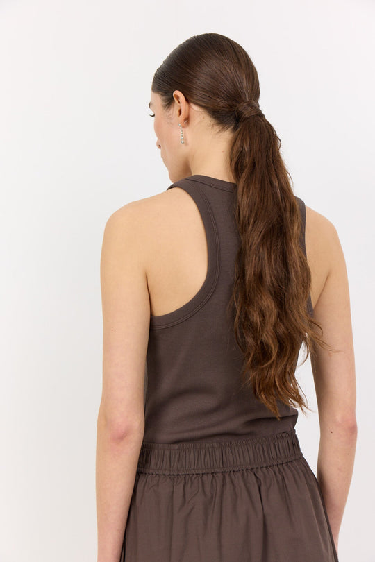 Leveté Room LR-Numbia 1 top i brun med ribstruktur, rund hals og tætsiddende pasform. 94 % bomuld, 6 % elastan.