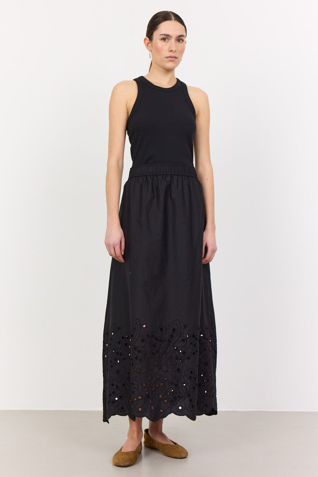 Leveté Room LR-Grolet 5 nederdel i sort økologisk bomuld med maxi længde, elastisk talje og broderi anglaise-detaljer. Elegant og komfortabel.