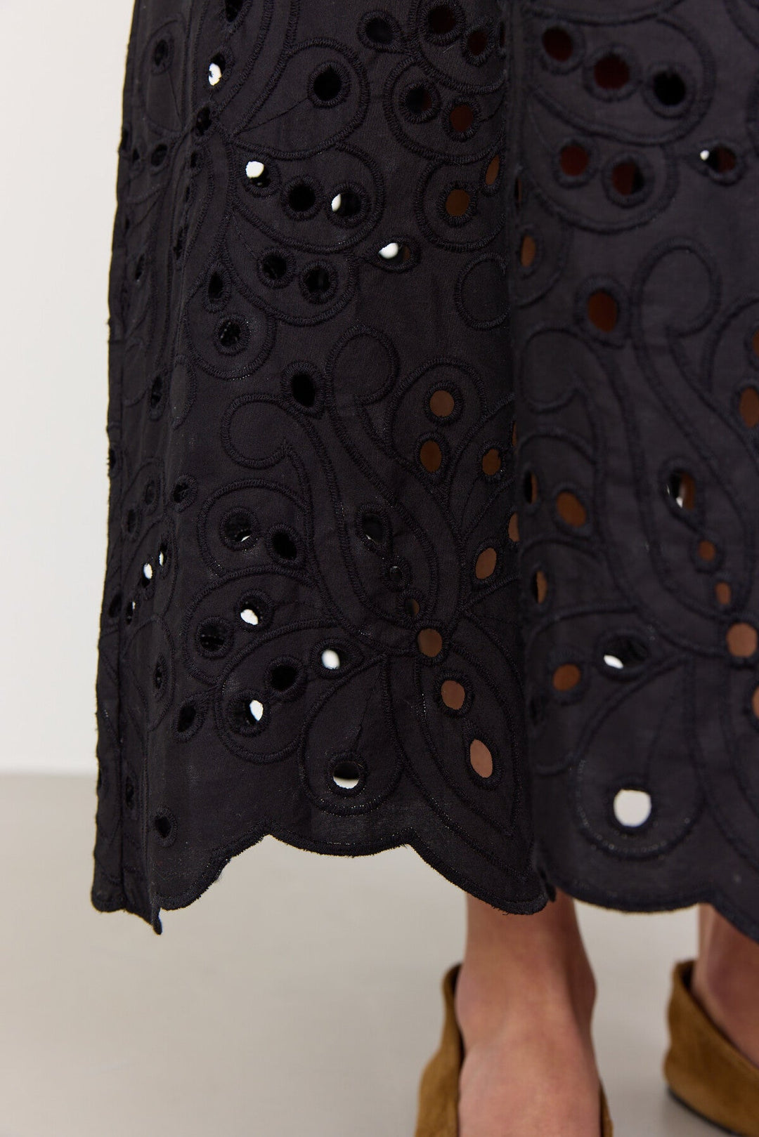 Leveté Room LR-Grolet 5 nederdel i sort økologisk bomuld med maxi længde, elastisk talje og broderi anglaise-detaljer. Elegant og komfortabel.