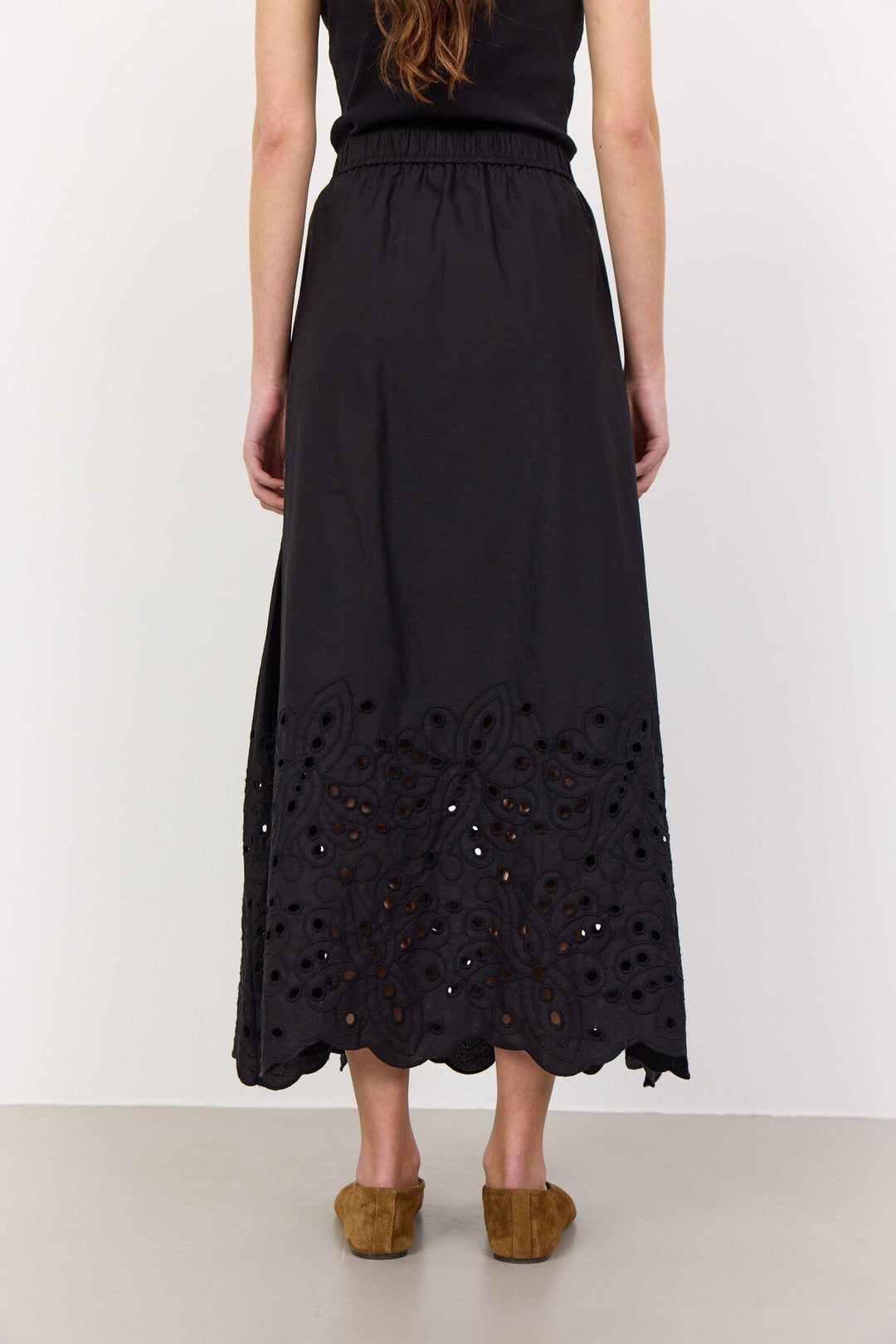 Leveté Room LR-Grolet 5 nederdel i sort økologisk bomuld med maxi længde, elastisk talje og broderi anglaise-detaljer. Elegant og komfortabel.