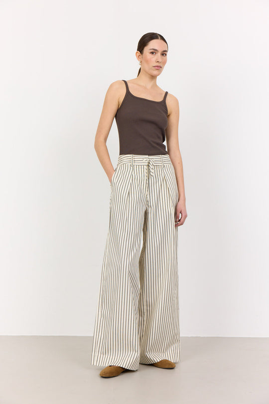 Leveté Room LR-Lucilla 1 bukser – afslappede nålstribede wide-leg bukser i økologisk bomuldsblanding. Komfort og stil hos Cassandra.dk.