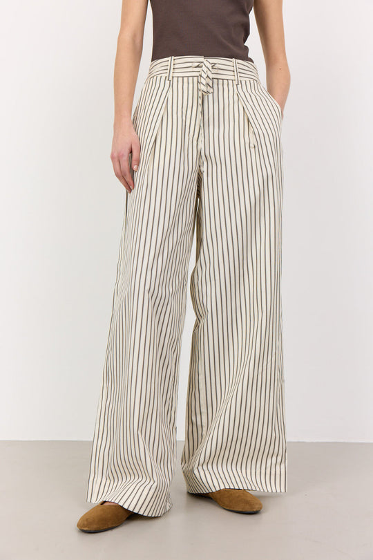 Leveté Room LR-Lucilla 1 bukser – afslappede nålstribede wide-leg bukser i økologisk bomuldsblanding. Komfort og stil hos Cassandra.dk.