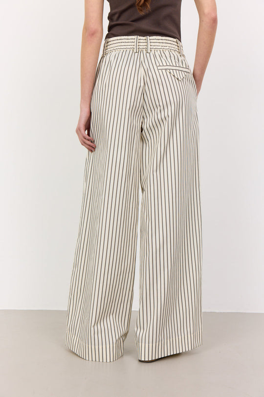 Leveté Room LR-Lucilla 1 bukser – afslappede nålstribede wide-leg bukser i økologisk bomuldsblanding. Komfort og stil hos Cassandra.dk.