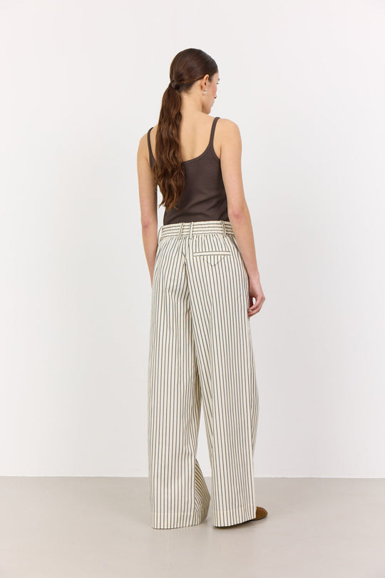 Leveté Room LR-Lucilla 1 bukser – afslappede nålstribede wide-leg bukser i økologisk bomuldsblanding. Komfort og stil hos Cassandra.dk.