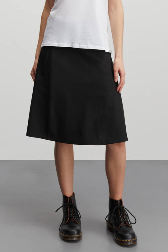 Mads Nørgaard Recycled Sportina Stelly Skirt FAV Sort - A-formet nederdel i genanvendt materiale. Høj talje, sidelommer og lynlåslukning bagpå.