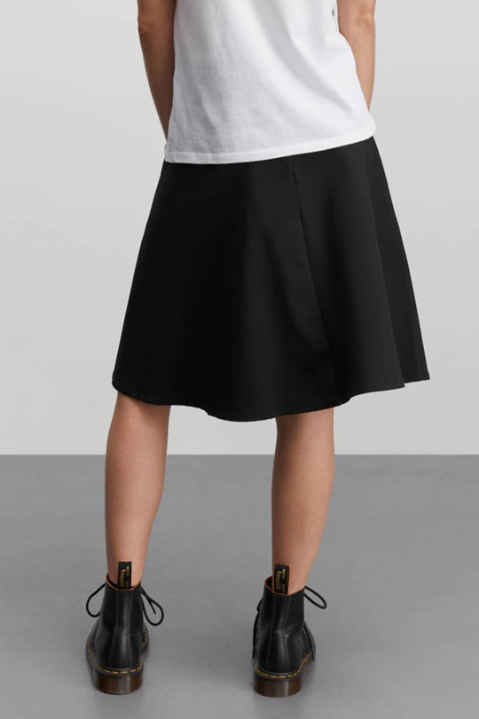 Mads Nørgaard Recycled Sportina Stelly Skirt FAV Sort - A-formet nederdel i genanvendt materiale. Høj talje, sidelommer og lynlåslukning bagpå.