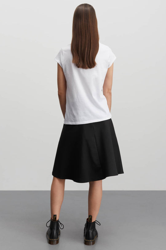 Mads Nørgaard Recycled Sportina Stelly Skirt FAV Sort - A-formet nederdel i genanvendt materiale. Høj talje, sidelommer og lynlåslukning bagpå.