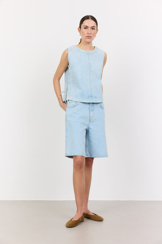 Leveté Room LR-Kosa 9 top i 99 % økologisk bomuld med rund hals, justerbare snore i taljen og elegante syninger.