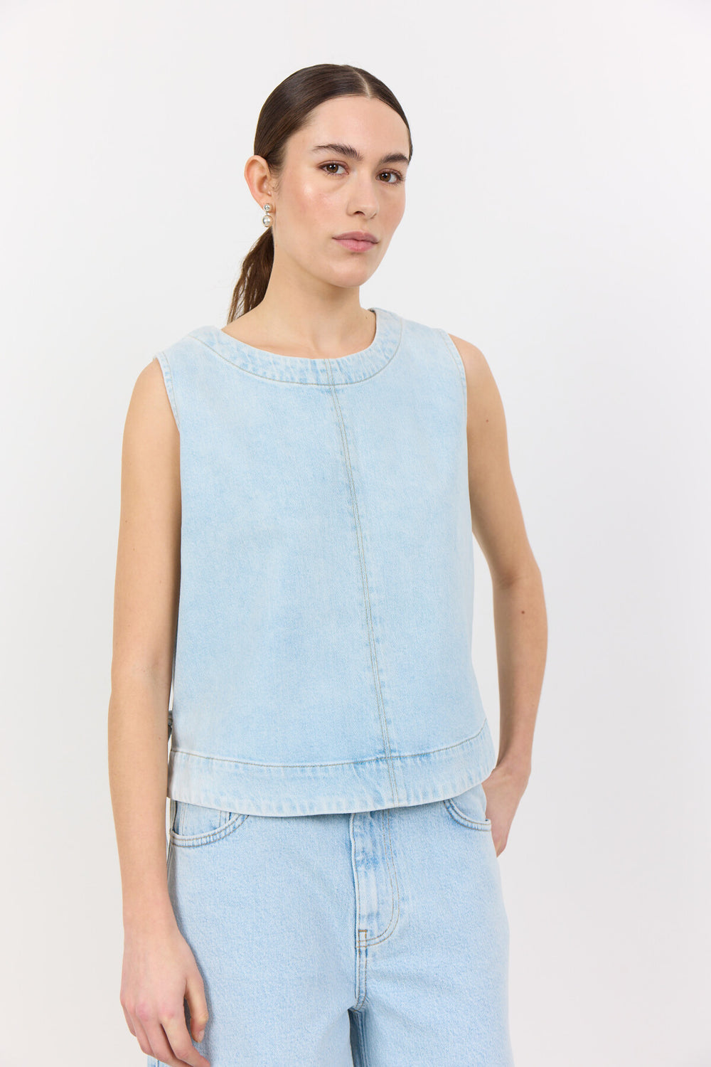 Leveté Room LR-Kosa 9 top i 99 % økologisk bomuld med rund hals, justerbare snore i taljen og elegante syninger.