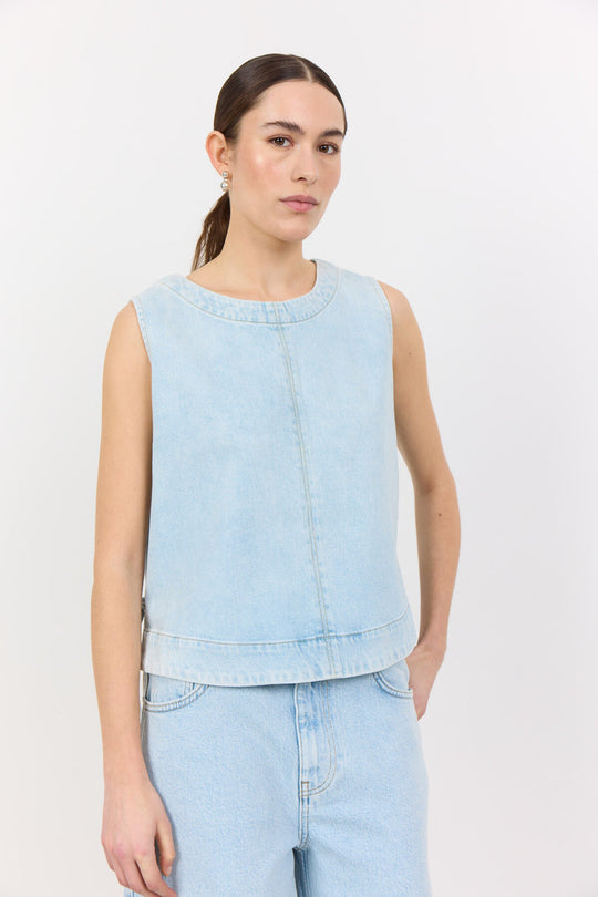 Leveté Room LR-Kosa 9 top i 99 % økologisk bomuld med rund hals, justerbare snore i taljen og elegante syninger.