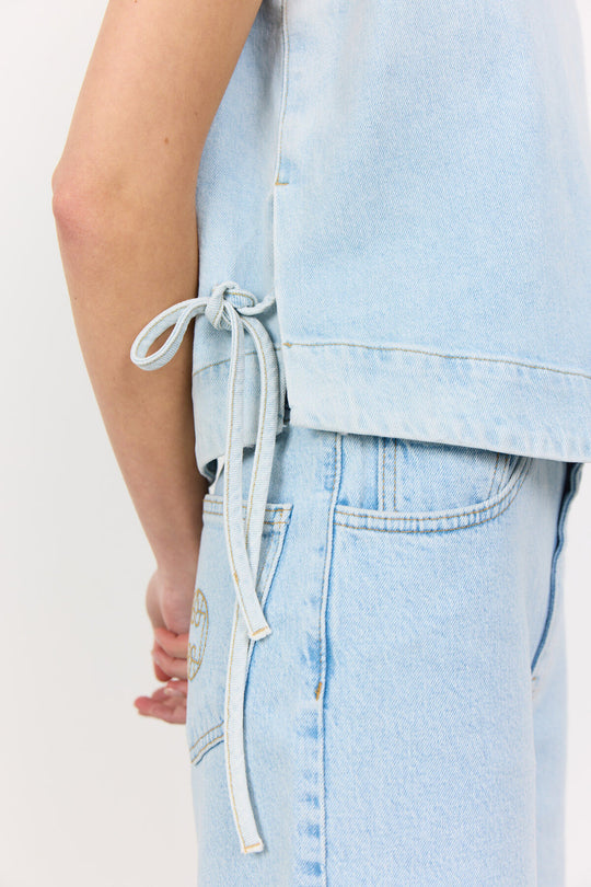 Leveté Room LR-Kosa 9 top i 99 % økologisk bomuld med rund hals, justerbare snore i taljen og elegante syninger.