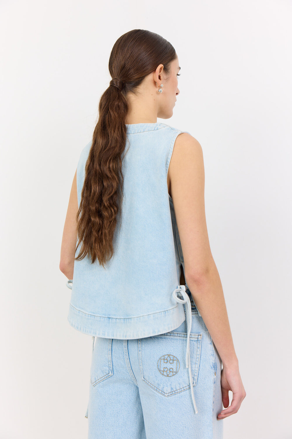 Leveté Room LR-Kosa 9 top i 99 % økologisk bomuld med rund hals, justerbare snore i taljen og elegante syninger.