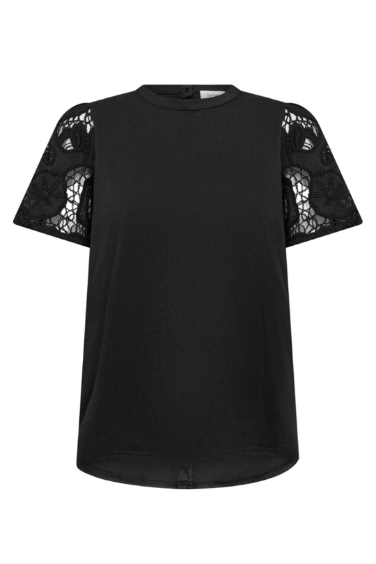 Levete Room LR-Kowa 8 T-shirt i sort, fremstillet af økologisk bomuld med blondeærmer.