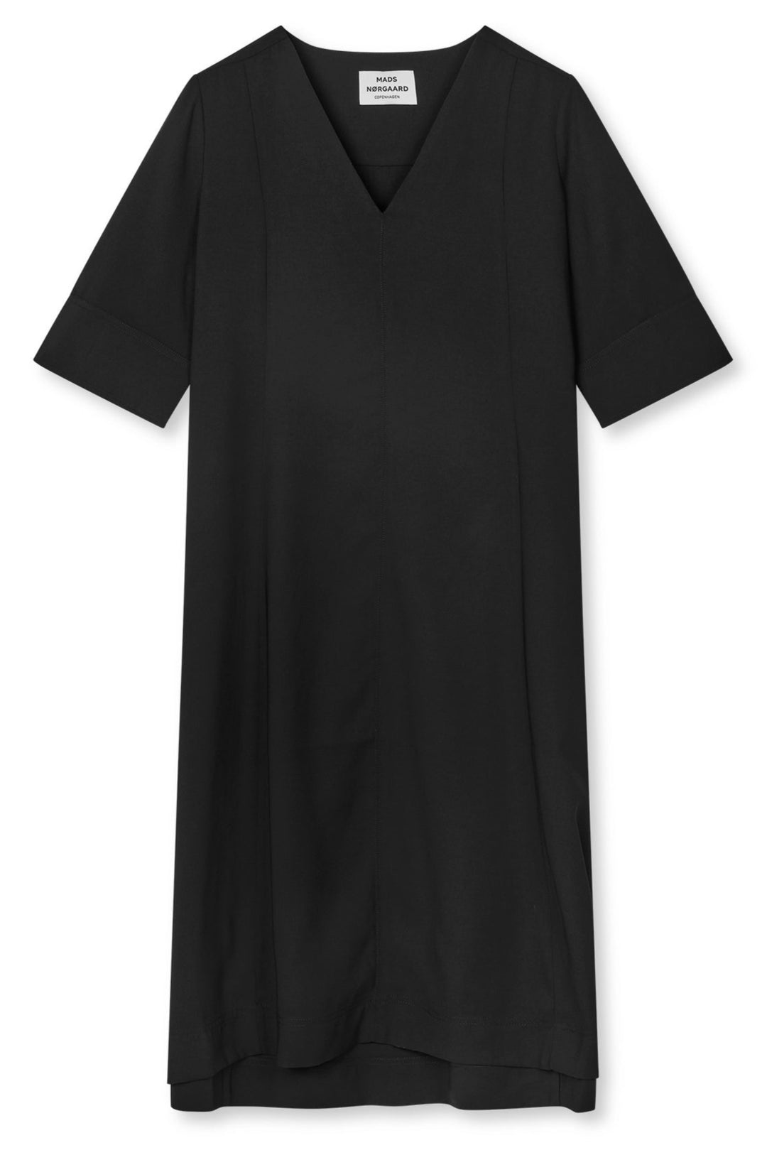 Mads Nørgaard Light Crepe Margot Dress i black. Løs kjole i genanvendt polyester med V-udskæring og korte ærmer.