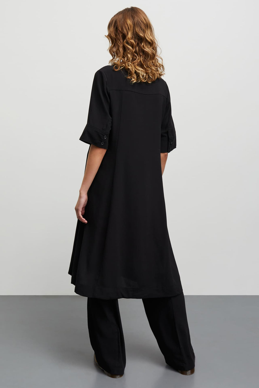 Mads Nørgaard Light Crepe Margot Dress i black. Løs kjole i genanvendt polyester med V-udskæring og korte ærmer.