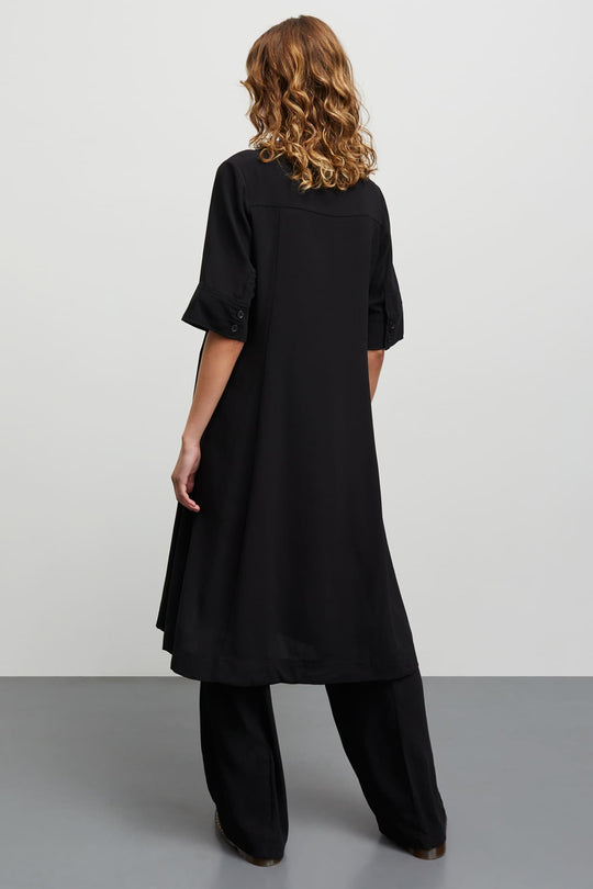 Mads Nørgaard Light Crepe Margot Dress i black. Løs kjole i genanvendt polyester med V-udskæring og korte ærmer.