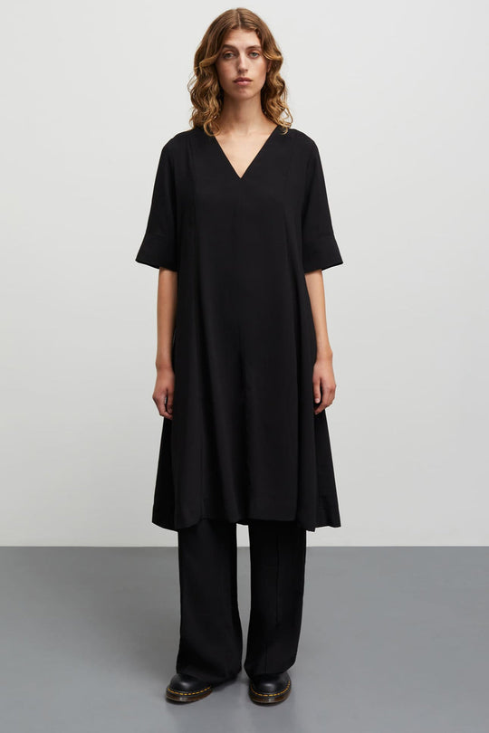 Mads Nørgaard Light Crepe Margot Dress i black. Løs kjole i genanvendt polyester med V-udskæring og korte ærmer.