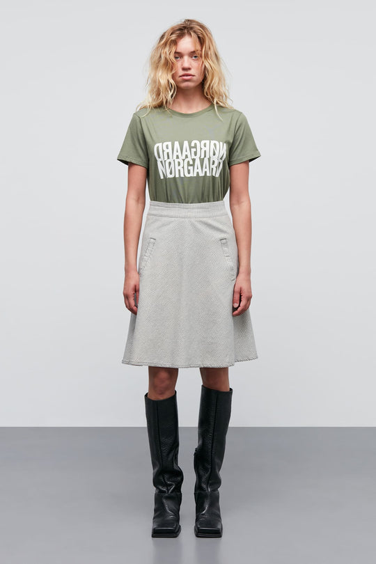 Mads Nørgaard Bromi Stelly Nederdel – A-formet nederdel fra Mads Nørgaard i grøn og grå. Knælang med høj talje, lynlås og lommer.