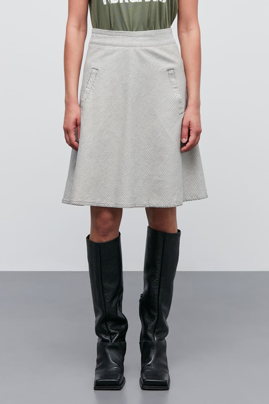 Mads Nørgaard Bromi Stelly Nederdel – A-formet nederdel fra Mads Nørgaard i grøn og grå. Knælang med høj talje, lynlås og lommer.