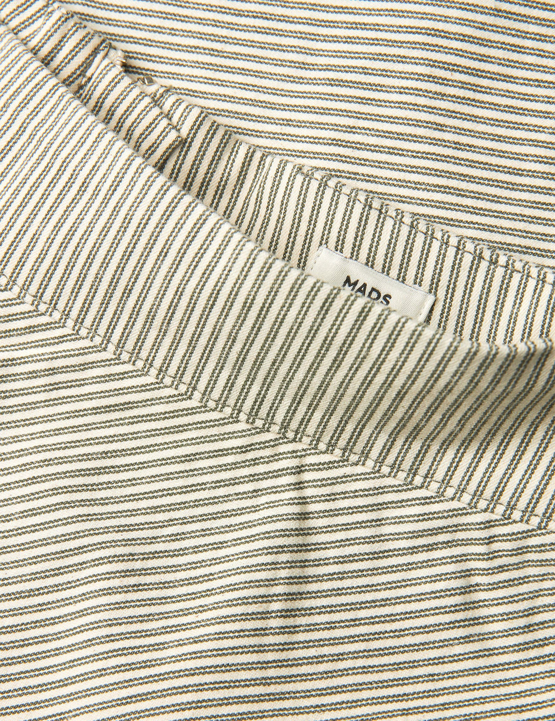 Mads Nørgaard Bromi Stelly Nederdel – A-formet nederdel fra Mads Nørgaard i grøn og grå. Knælang med høj talje, lynlås og lommer.