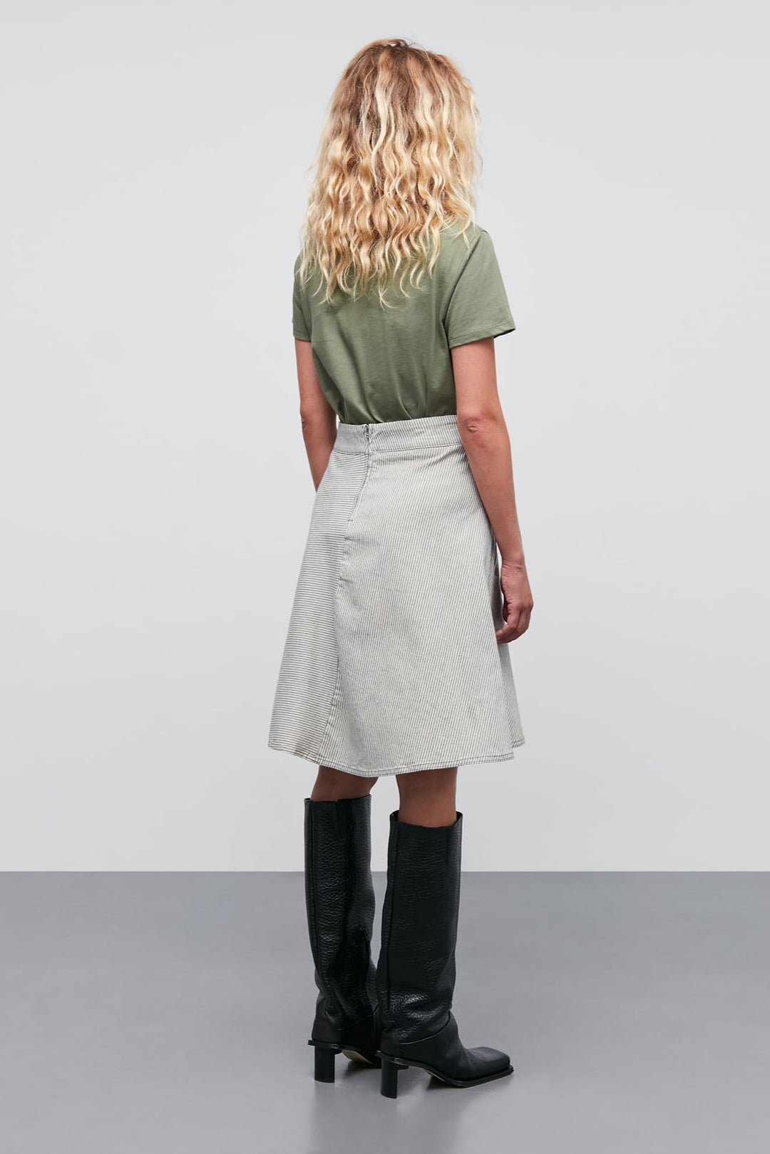 Mads Nørgaard Bromi Stelly Nederdel – A-formet nederdel fra Mads Nørgaard i grøn og grå. Knælang med høj talje, lynlås og lommer.