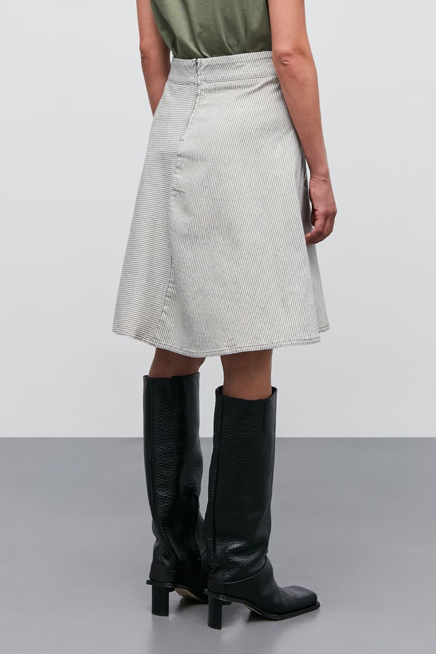 Mads Nørgaard Bromi Stelly Nederdel – A-formet nederdel fra Mads Nørgaard i grøn og grå. Knælang med høj talje, lynlås og lommer.