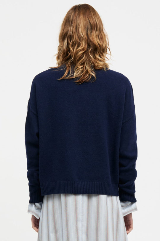 Mads Nørgaard Yota Knit Tilona Sweater i Parisian Night. Boxy strik med spejlvendt logo, fremstillet i uld og genanvendte materialer. Stilfuld og bæredygtig.