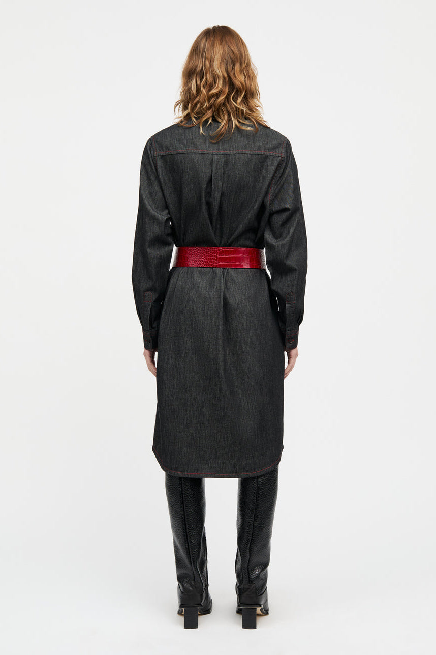 Mads Nørgaard Air Denim Crissy skjortekjole i sort med rød kontrastsyning. Let denim i 65 % økologisk bomuld. Knælang med klassiske detaljer.