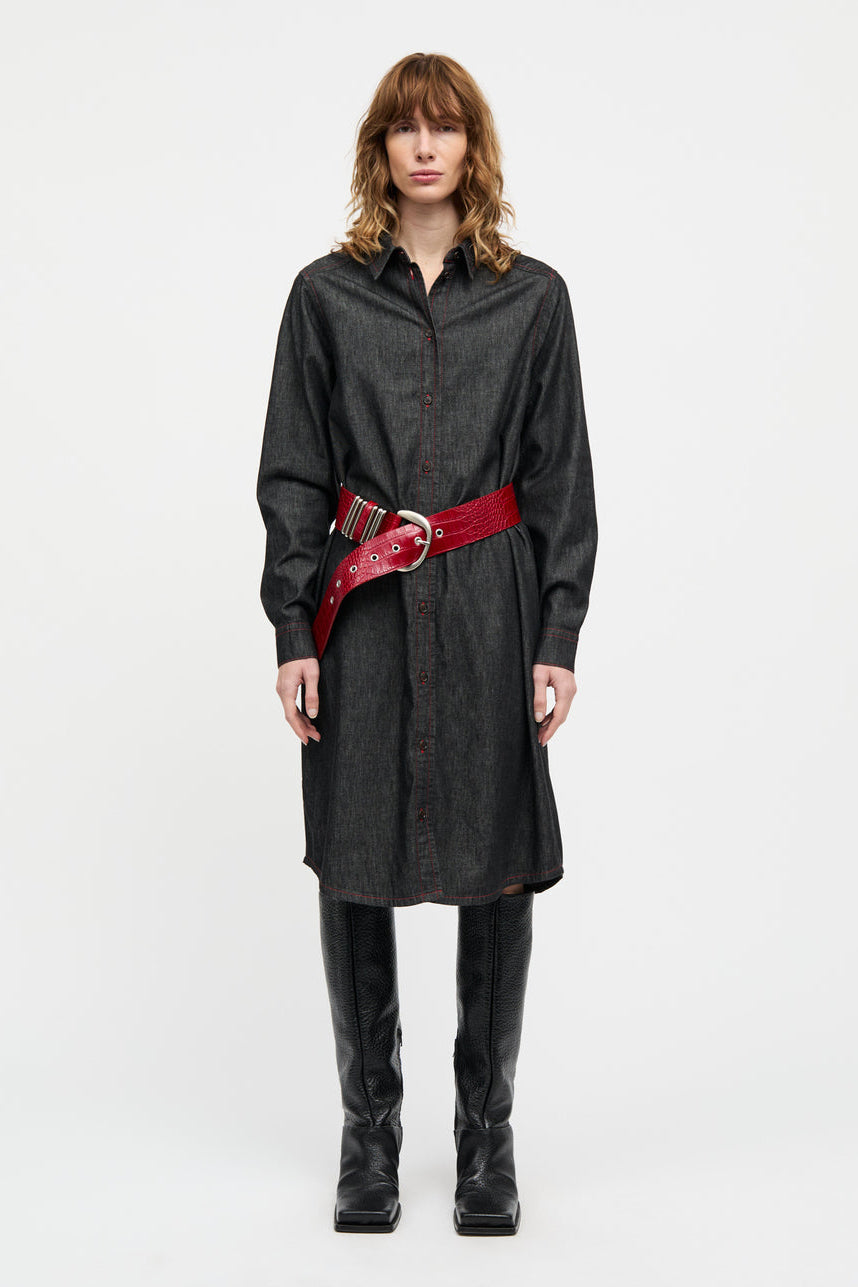Mads Nørgaard Air Denim Crissy skjortekjole i sort med rød kontrastsyning. Let denim i 65 % økologisk bomuld. Knælang med klassiske detaljer.