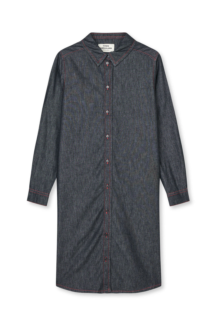 Mads Nørgaard Air Denim Crissy skjortekjole i sort med rød kontrastsyning. Let denim i 65 % økologisk bomuld. Knælang med klassiske detaljer.