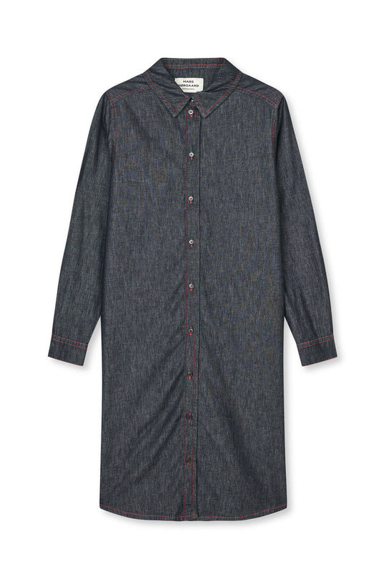Mads Nørgaard Air Denim Crissy skjortekjole i sort med rød kontrastsyning. Let denim i 65 % økologisk bomuld. Knælang med klassiske detaljer.