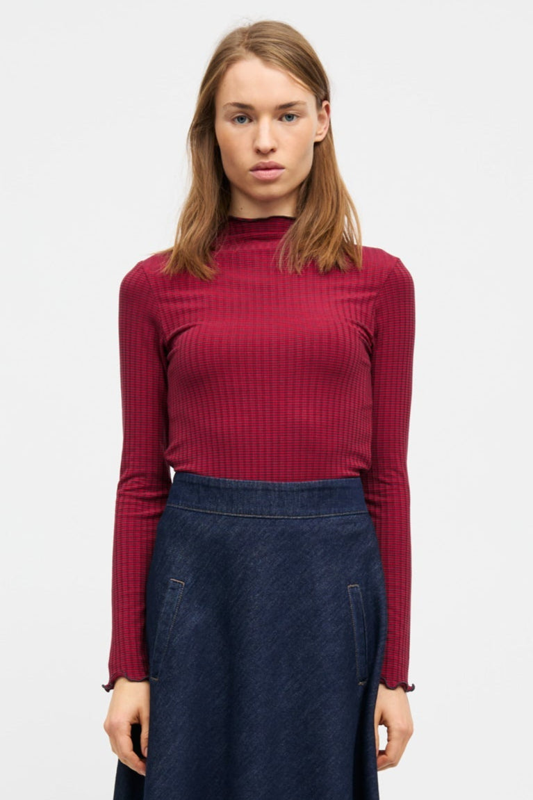 Mads Nørgaard 5x5 Stripe Trutte Tee LS i Parisian Night/High Risk Red. Ribstrikket langærmet t-shirt i EcoVero viskose.